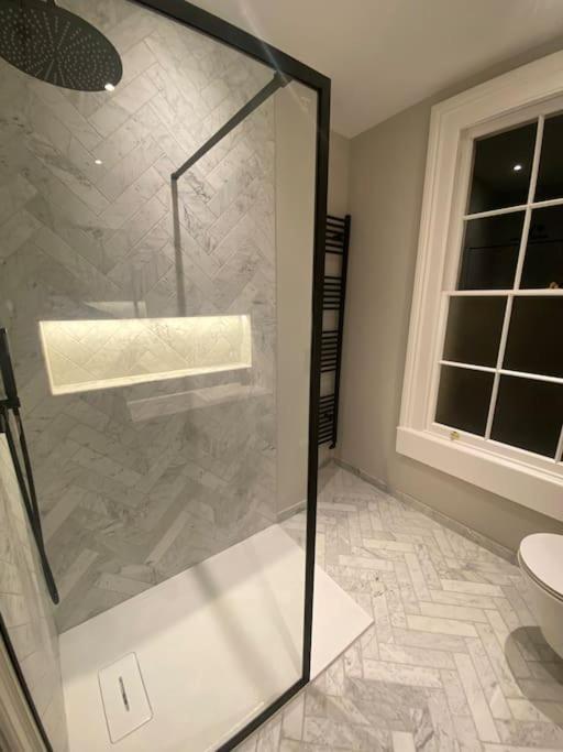 Luxury Georgian Apartment - 5 Minute Walk To Spa Bath Exterior photo